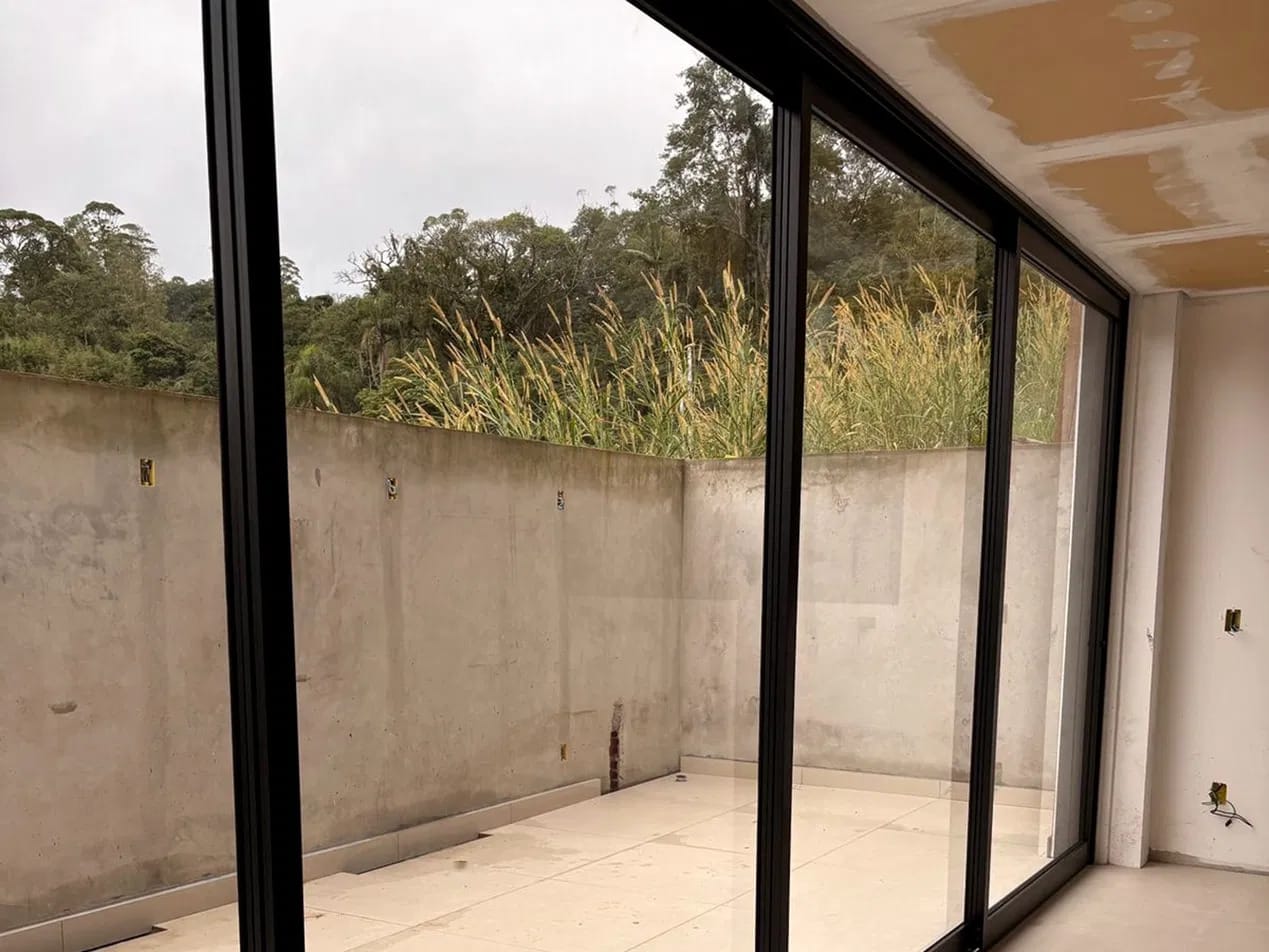Porta de correr com pátio — Condomínio Vitta, Cotia