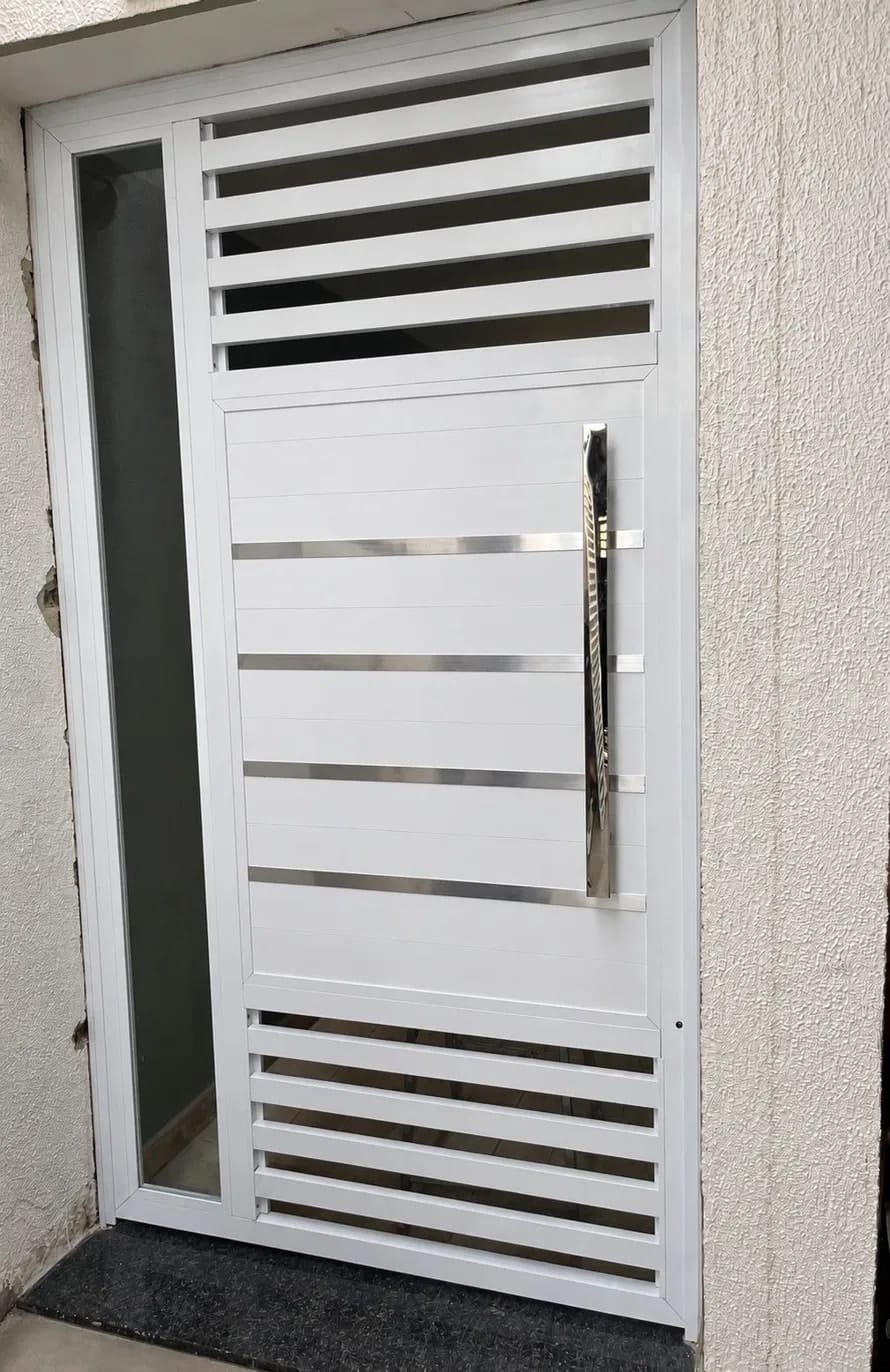 Porta de alumínio branca com inox